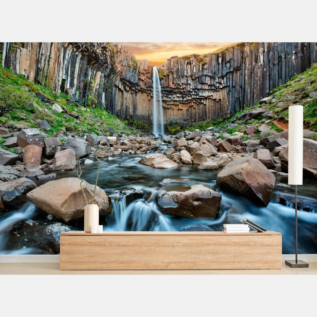 Fototapete dramatischer wasserfall zwischen basaltklippen – Wallnifity®