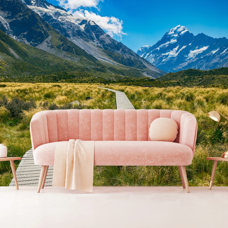 Fototapete holzsteg durch wiesen zu schneebedeckten gipfeln