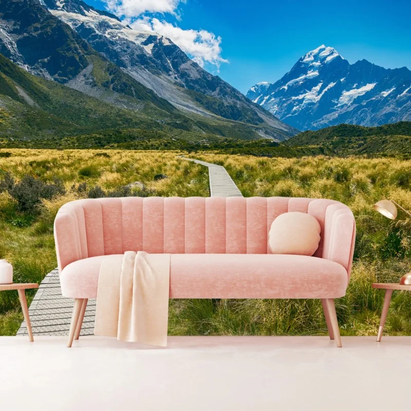 Fototapete holzsteg durch wiesen zu schneebedeckten gipfeln