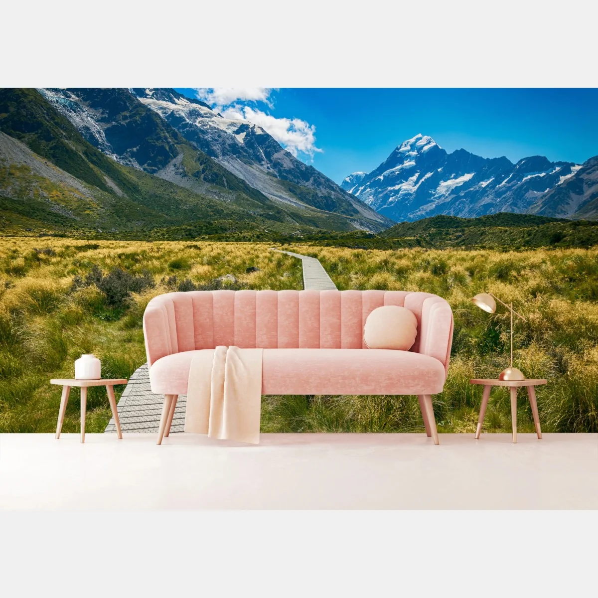 Fototapete holzsteg durch wiesen zu schneebedeckten gipfeln – Wallnifity®