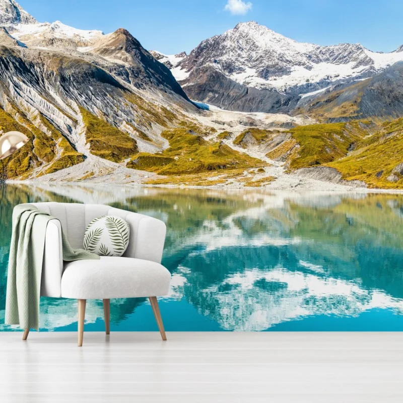 Fototapete ruhiger alpensee mit schneebedeckten gipfeln