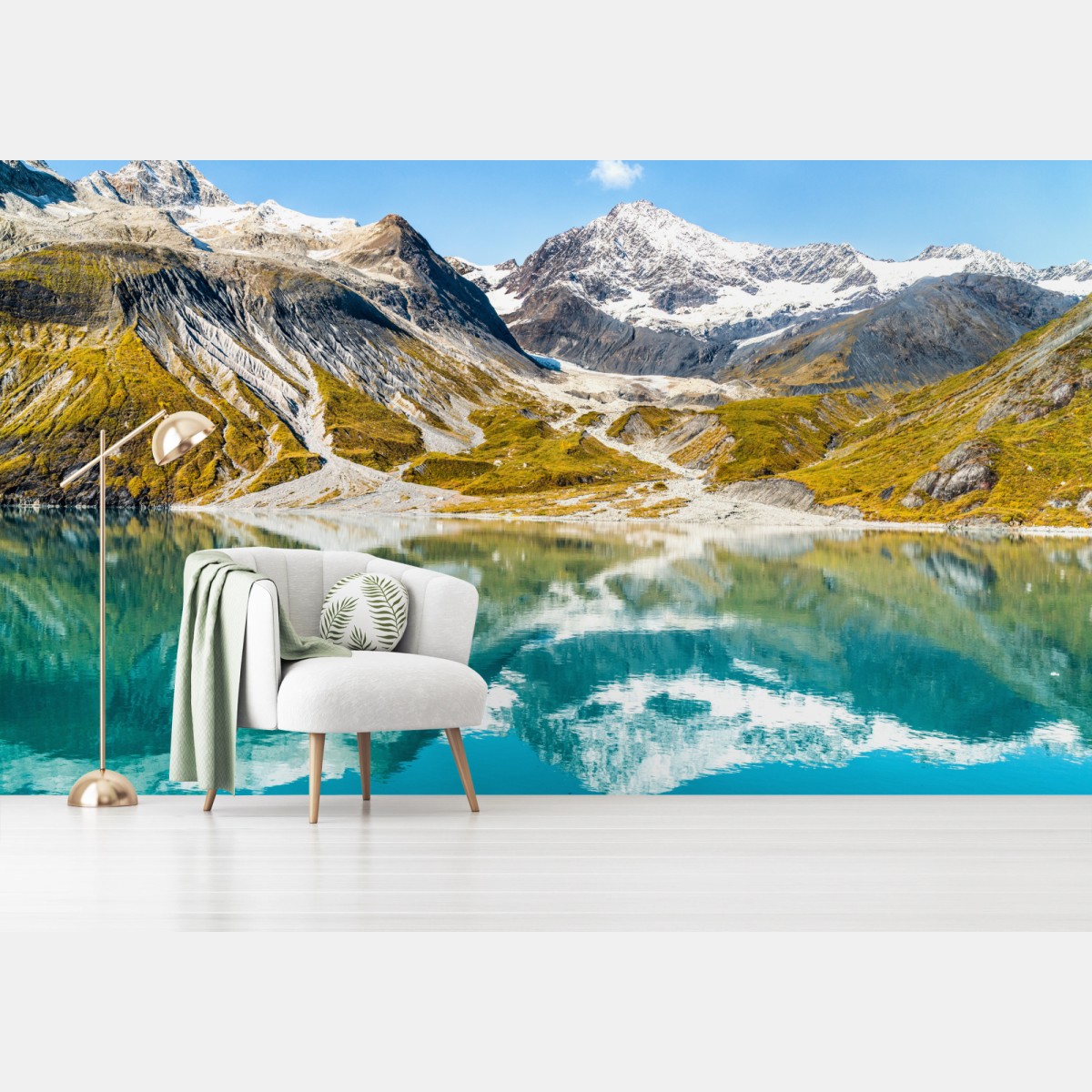 Fototapete ruhiger alpensee mit schneebedeckten gipfeln – Wallnifity®