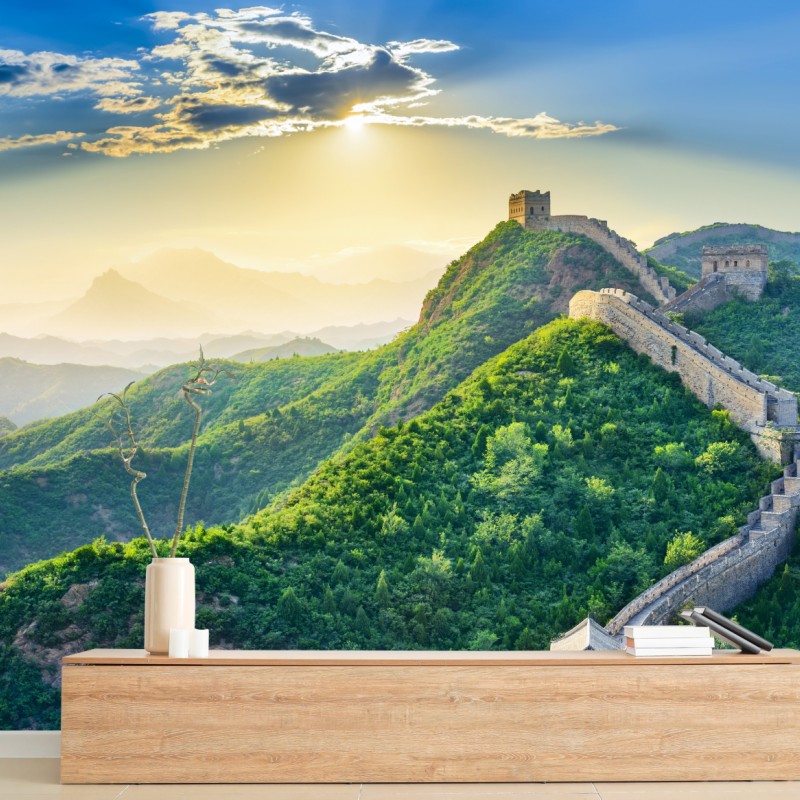 Fototapete Chinesische Mauer bei sonnenaufgang über grünen bergen