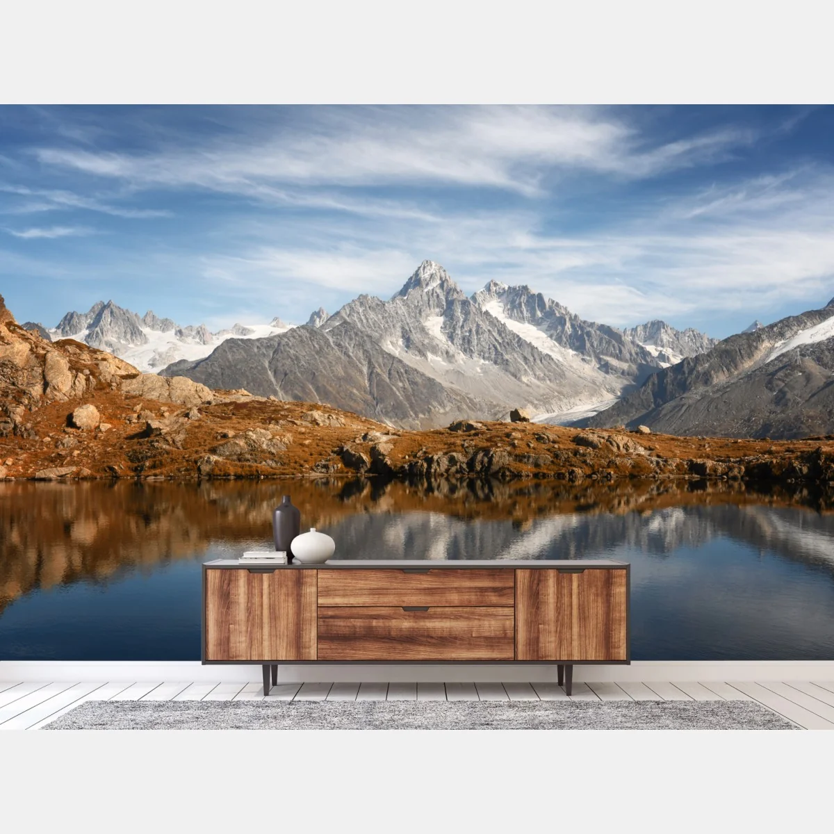 Fototapete ruhige alpenberge im see gespiegelt – Wallnifity®