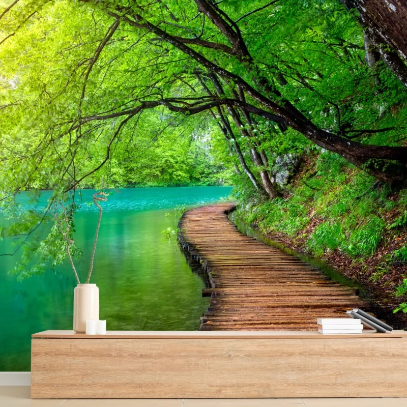 Fototapete ruhiger holzsteg am see im grünen wald