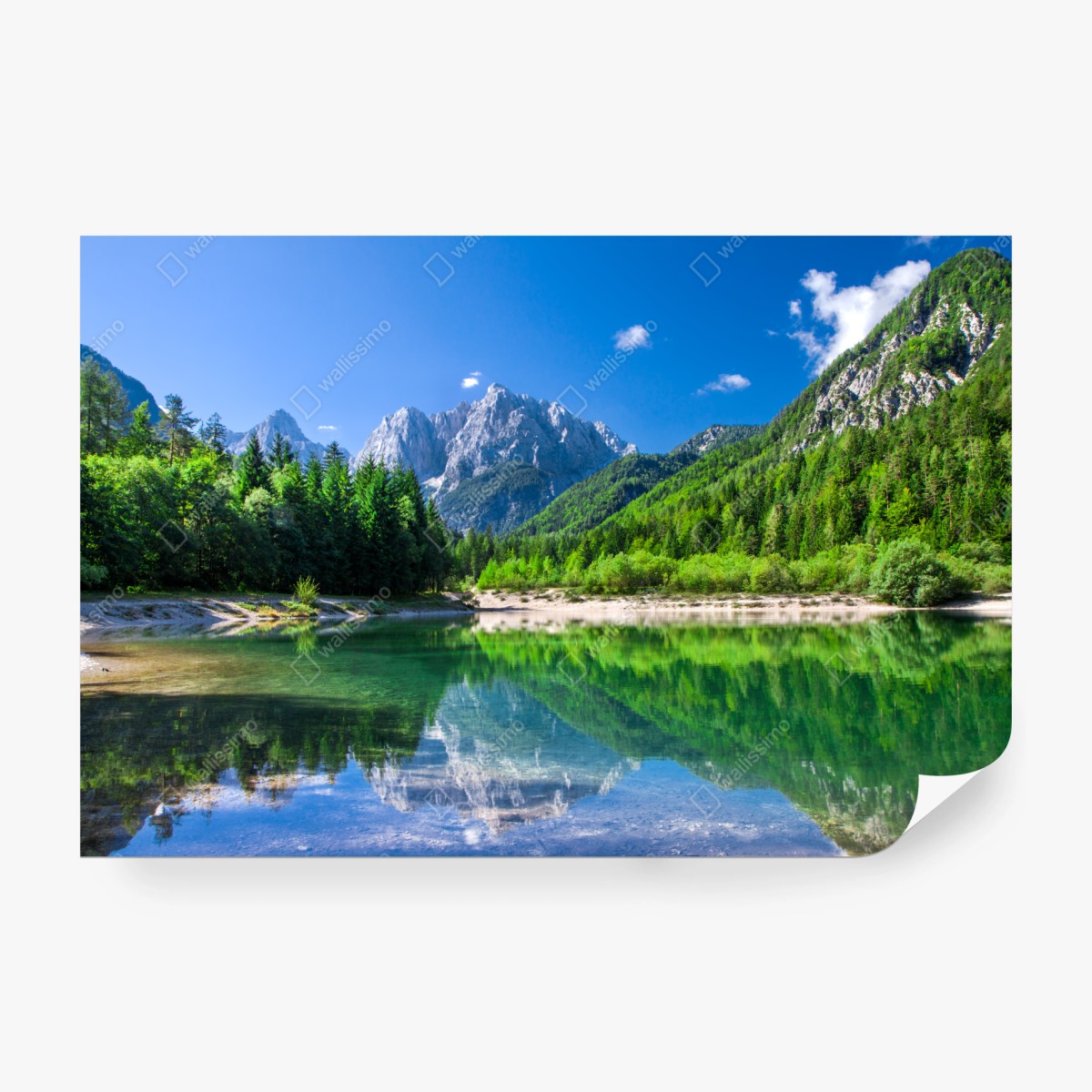 Fototapete alpiner see mit spiegelung in grünen bergen – Wallnifity® Fototapete alpiner see mit spiegelung in grünen bergen – Wallnifity®