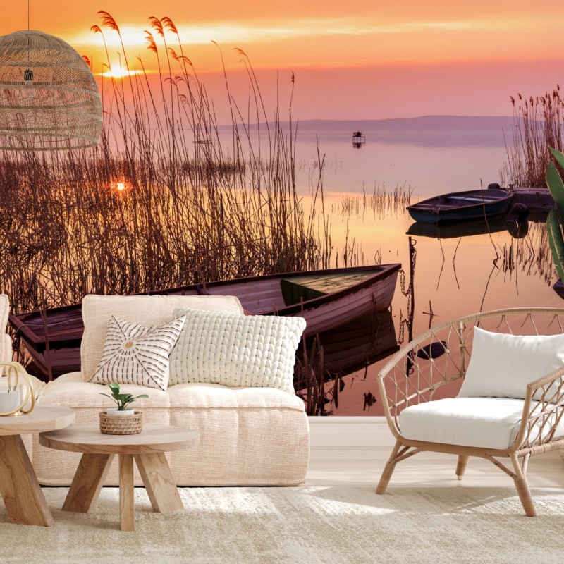 Fototapete sonnenuntergang am see mit vertäuten booten