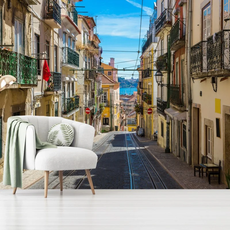 Fototapete alte straße in Lissabon an einem sommerlichen tag