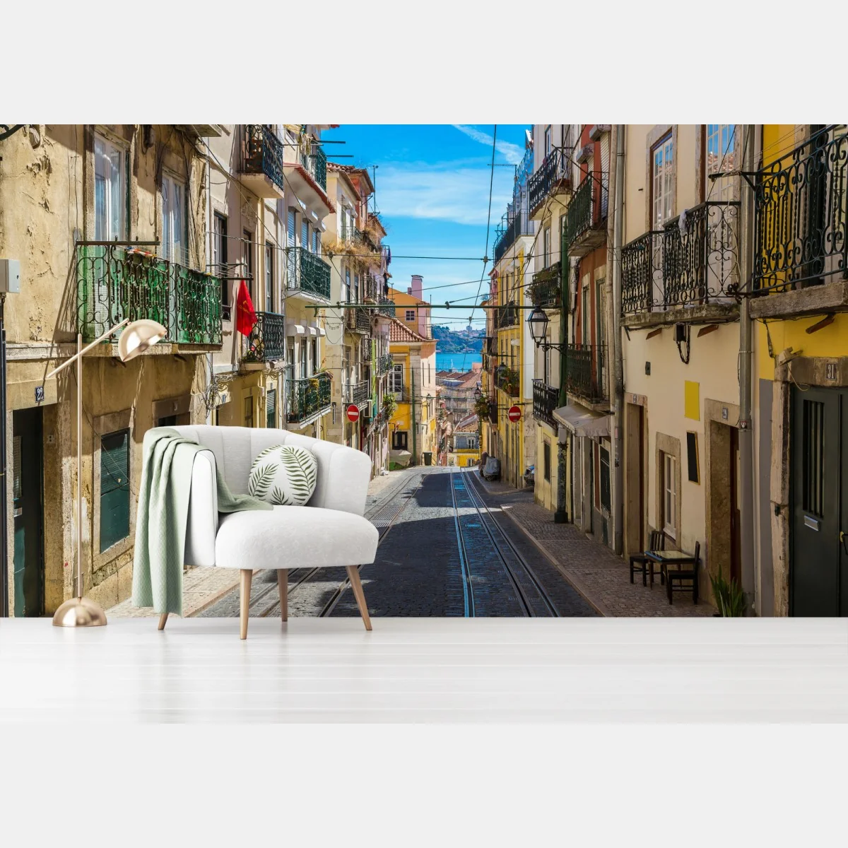 Fototapete alte straße in Lissabon an einem sommerlichen tag – Wallnifity® Fototapete alte straße in Lissabon an einem sommerlichen tag – Wallnifity®