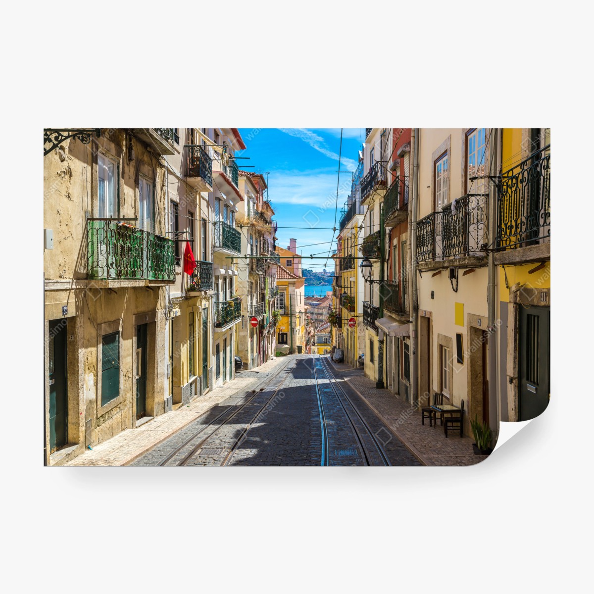 Fototapete alte straße in Lissabon an einem sommerlichen tag – Wallnifity® Fototapete alte straße in Lissabon an einem sommerlichen tag – Wallnifity®