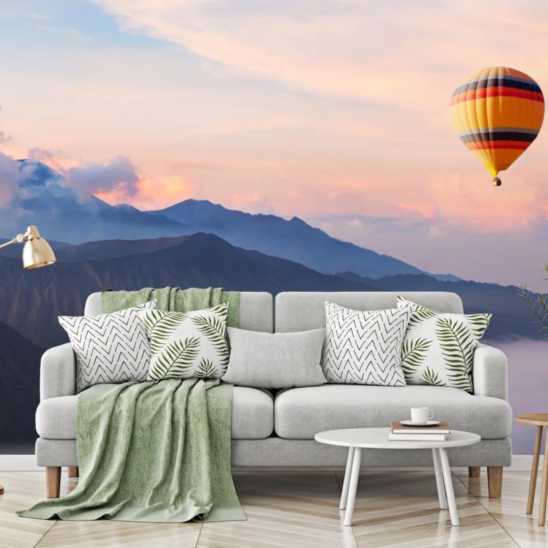 Fototapete heißluftballon über nebelige berge