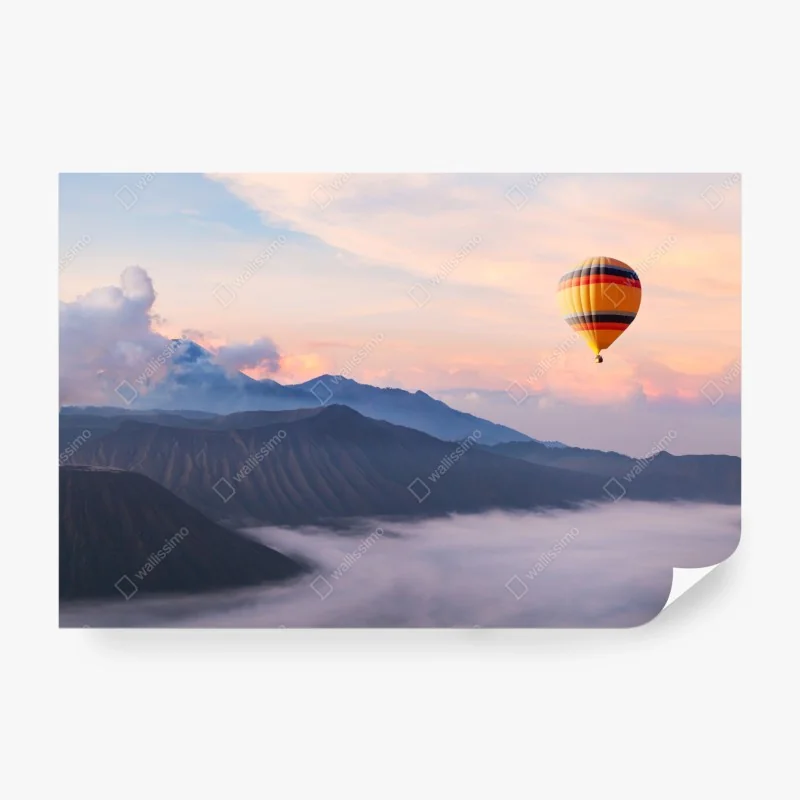 Fototapete heißluftballon über nebelige berge