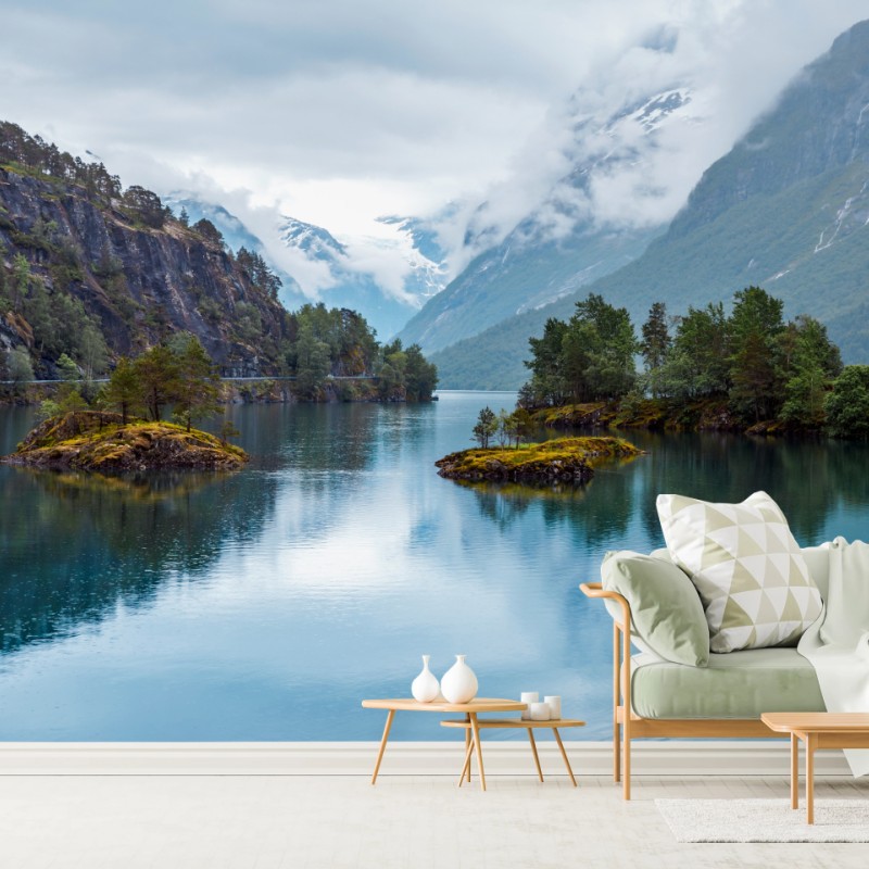 Fototapete Lovatnet see mit spiegelung in nebeligen bergen Norwegens