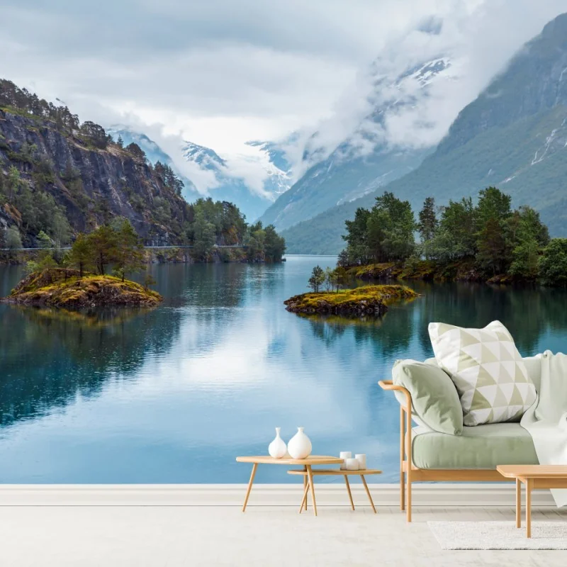 Fototapete Lovatnet see mit spiegelung in nebeligen bergen Norwegens