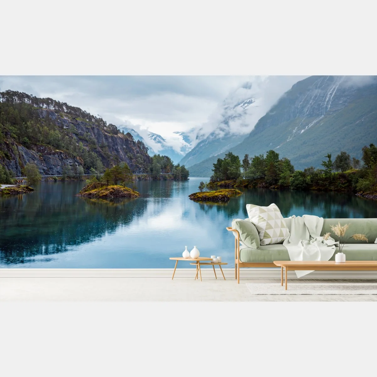 Fototapete Lovatnet see mit spiegelung in nebeligen bergen Norwegens – Wallnifity®