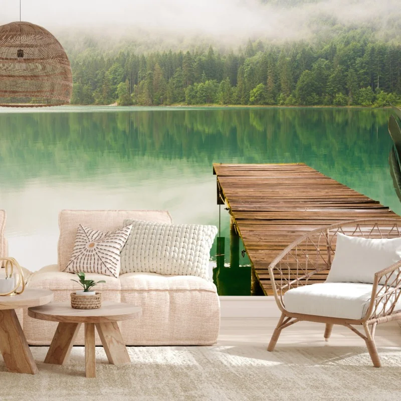 Fototapete nebliger see mit hölzernem steg