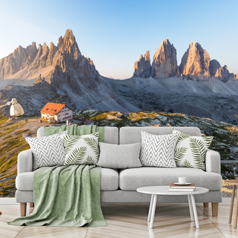 Fototapete sonnenbeschienene berghütte und alpine gipfel