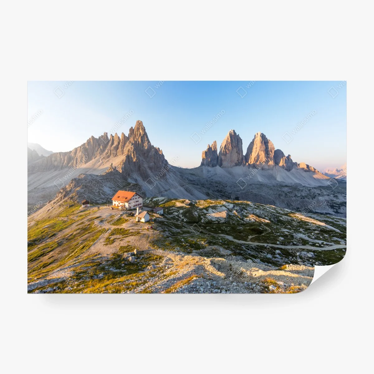 Fototapete sonnenbeschienene berghütte und alpine gipfel – Wallnifity®