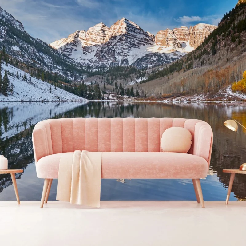 Fototapete ruhiger alpensee, der schneebedeckte gipfel und bunte herbstbäume spiegelt – Wallnifity®