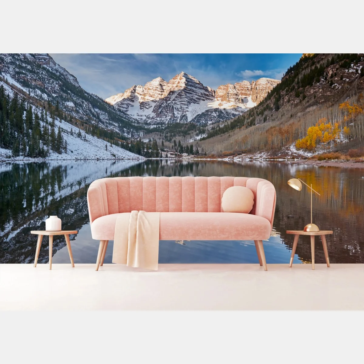 Fototapete ruhiger alpensee, der schneebedeckte gipfel und bunte herbstbäume spiegelt – Wallnifity®