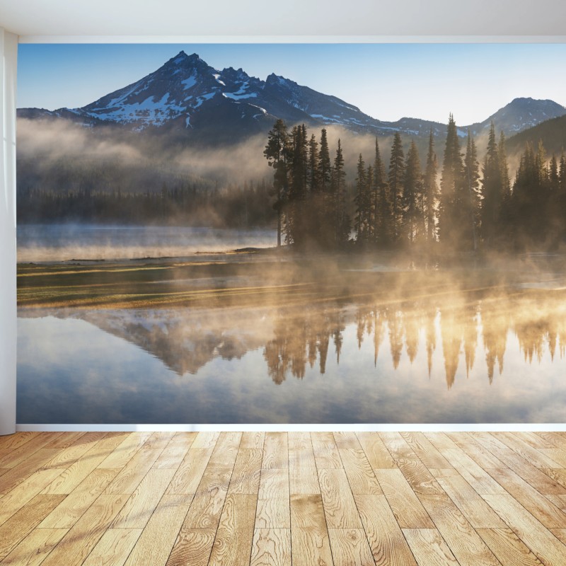 Fototapete nebliger bergsonnenaufgang mit spiegelung