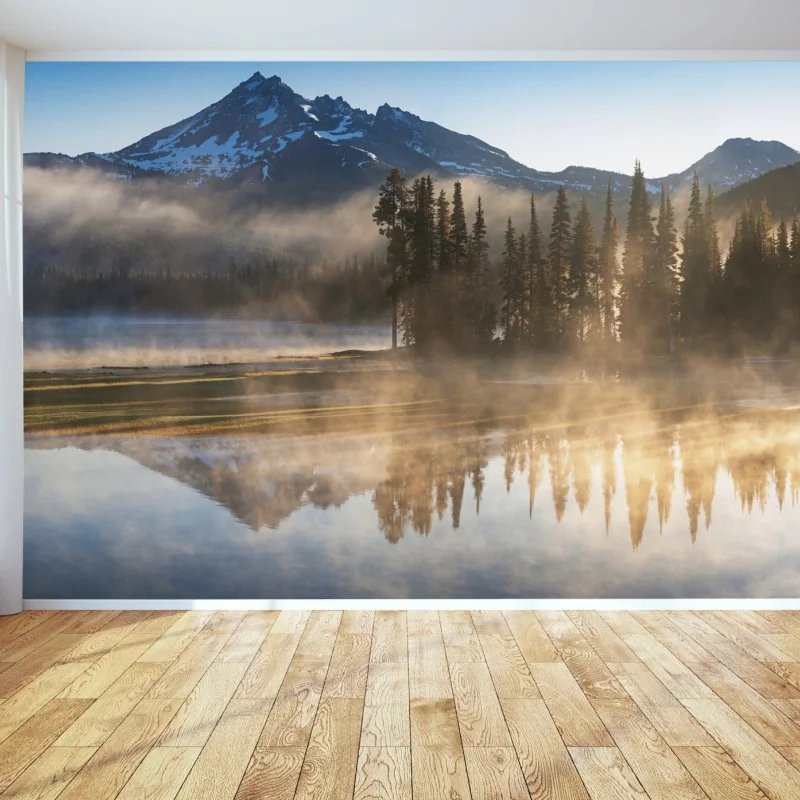 Fototapete nebliger bergsonnenaufgang mit spiegelung – Wallnifity®