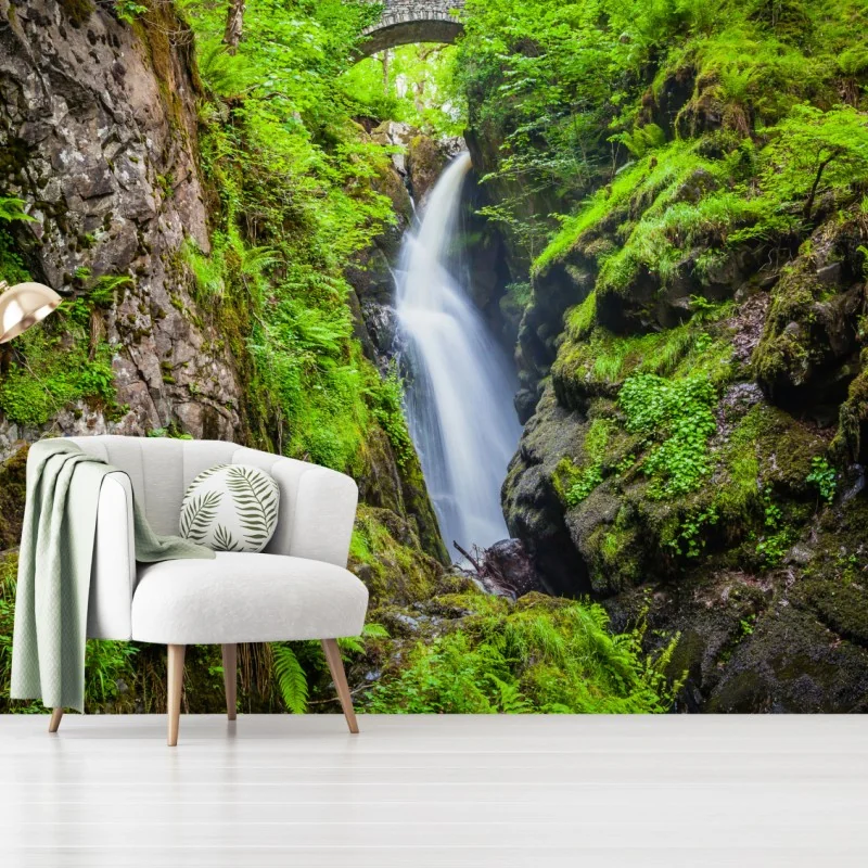 Fototapete wasserfall in moosiger schlucht mit steinbrücke