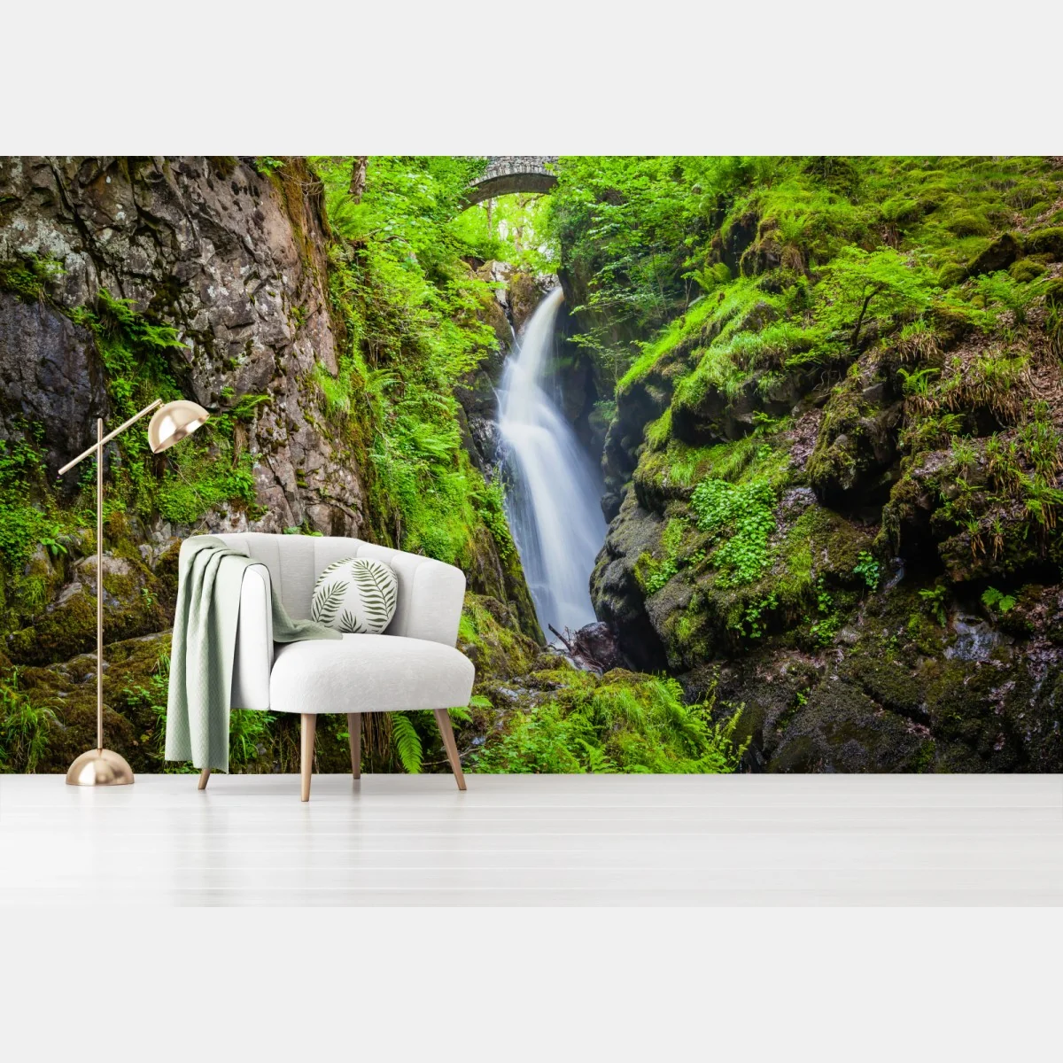 Fototapete wasserfall in moosiger schlucht mit steinbrücke – Wallnifity®