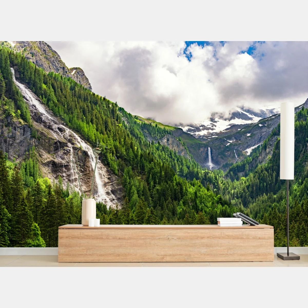 Fototapete nebelverhangener alpenwasserfall über grüner waldschlucht – Wallnifity®