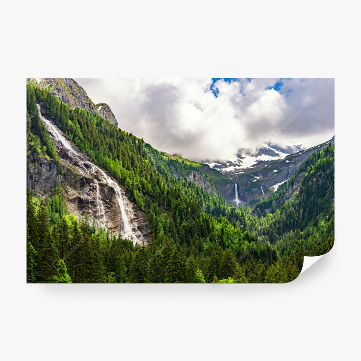 Fototapete nebelverhangener alpenwasserfall über grüner waldschlucht – Wallnifity®