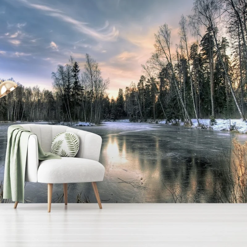 Fototapete vereister see im dämmerlicht mit waldspiegelung