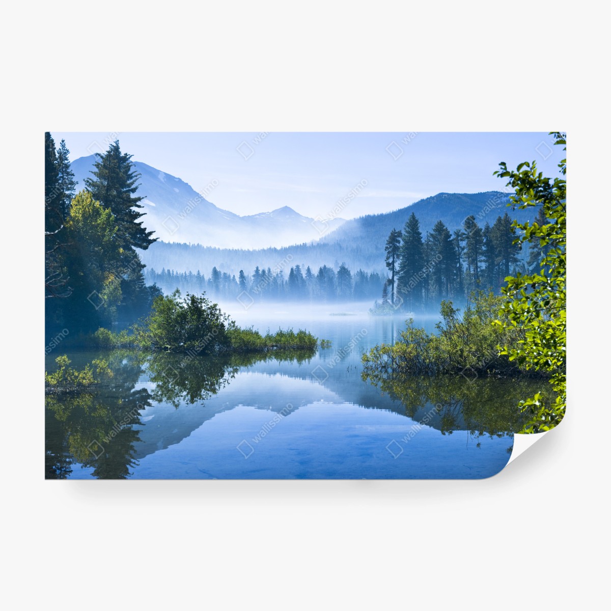 Fototapete nebliger bergsee mit spiegelnder oberfläche – Wallnifity®