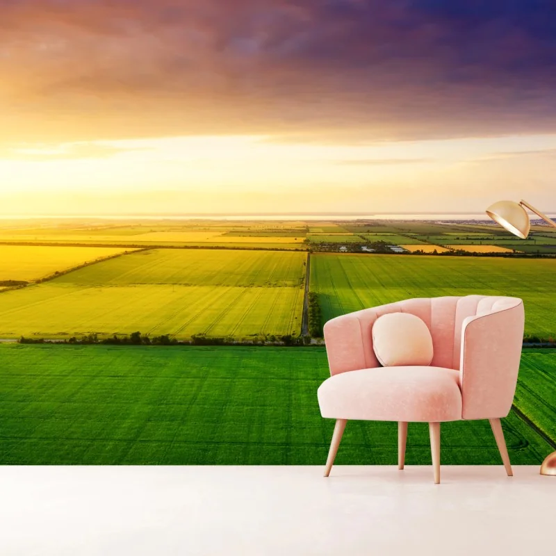 Fototapete sonnenuntergang über grünen feldern