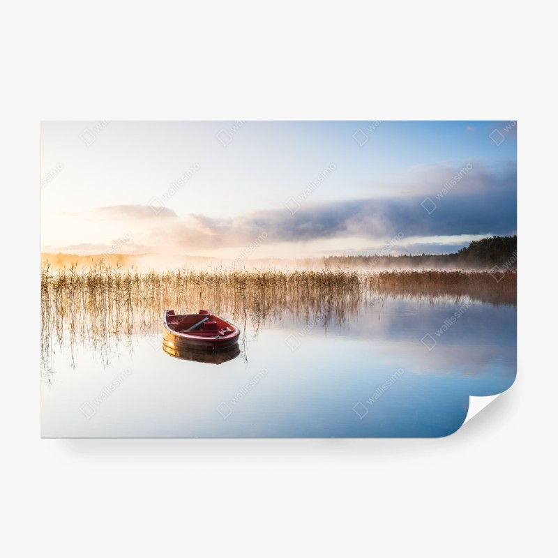 Fototapete nebliger morgen am see mit rotem boot