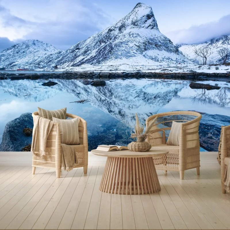 Fototapete schneebedeckter berg gespiegelt auf ruhigem wasser, Norwegen