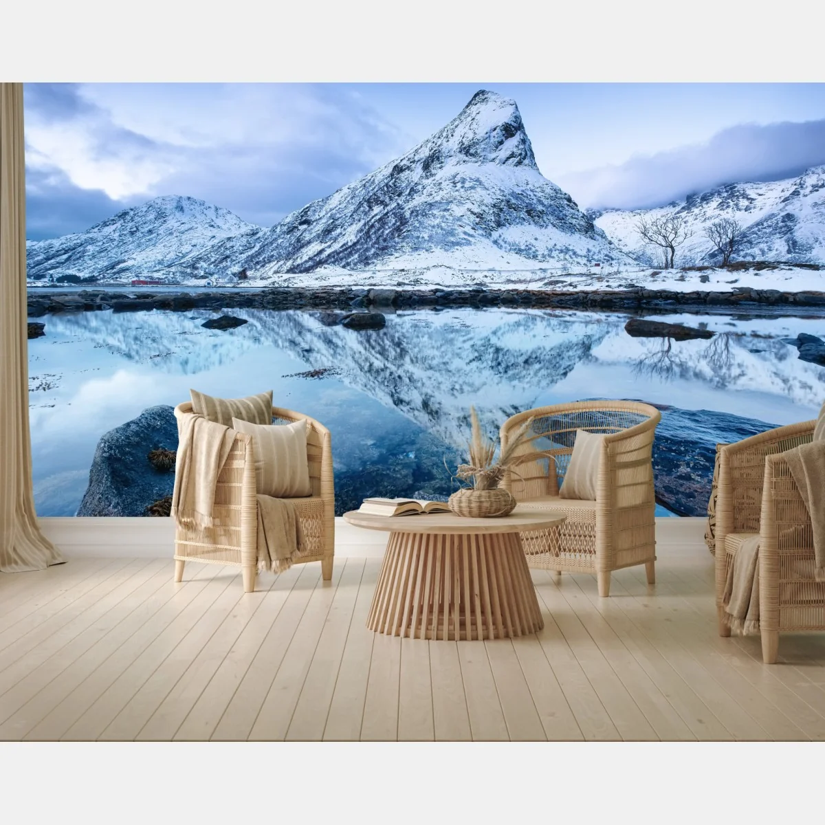 Fototapete schneebedeckter berg gespiegelt auf ruhigem wasser, Norwegen – Wallnifity® Fototapete schneebedeckter berg gespiegelt auf ruhigem wasser, Norwegen – Wallnifity®