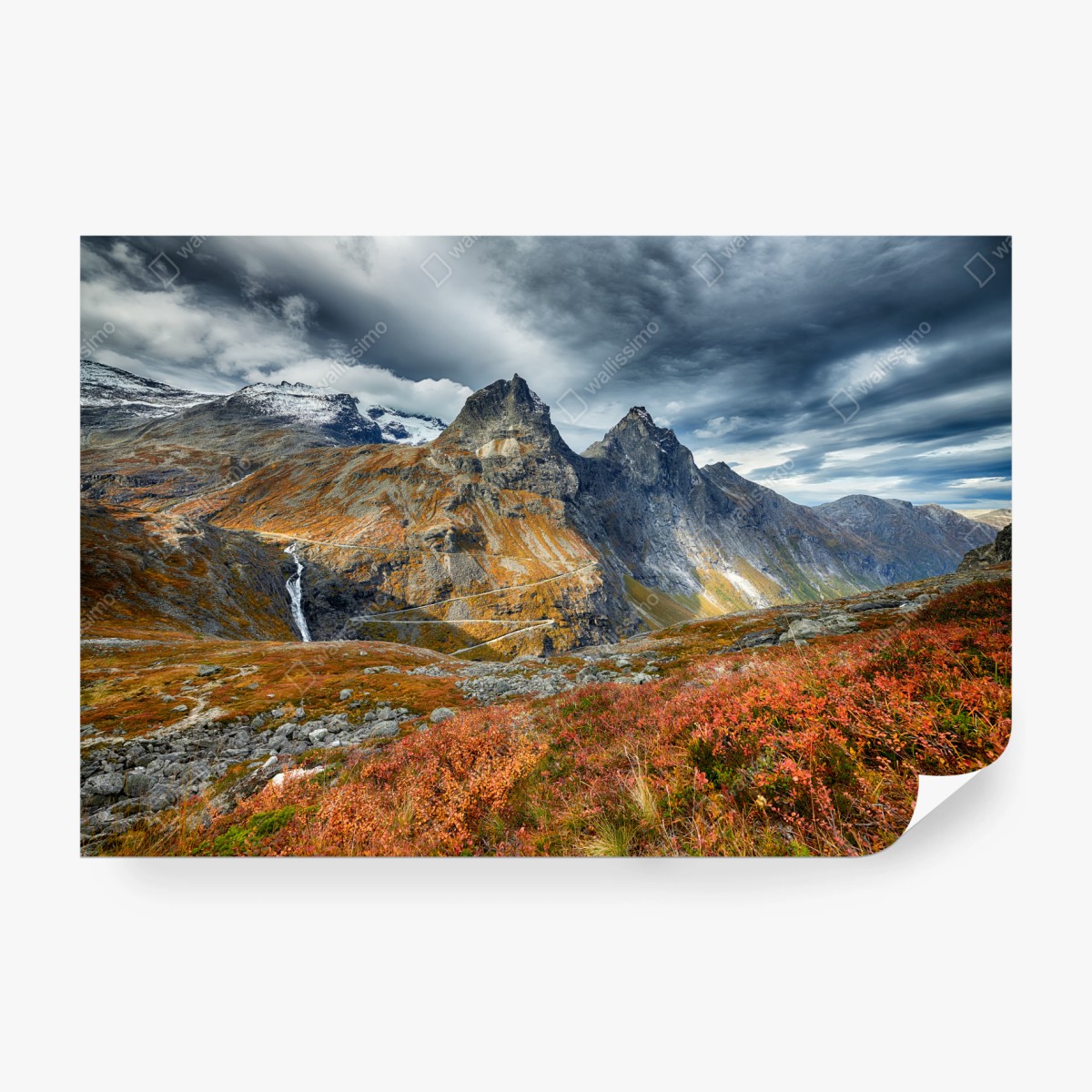 Fototapete herbstliche berglandschaft mit wasserfall und serpentinenstraße – Wallnifity®