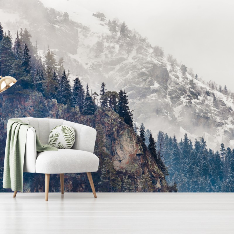 Fototapete nebliger berg mit felsklippe und kieferwald