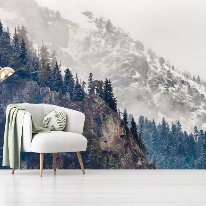Fototapete nebliger berg mit felsklippe und kieferwald
