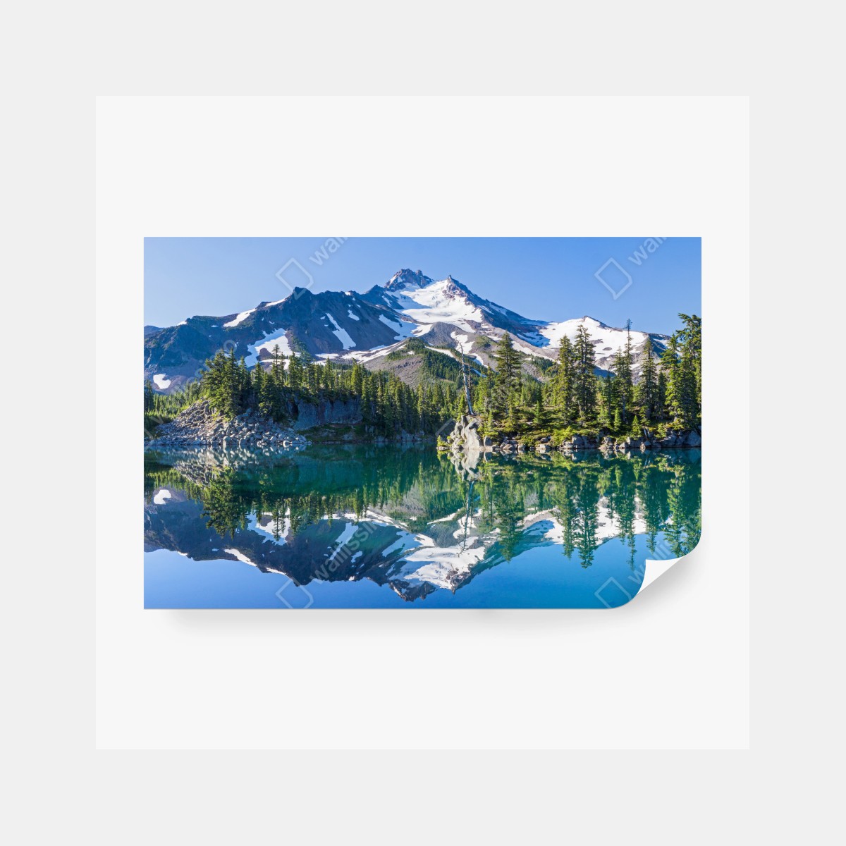 Fototapete ruhiger bergsee mit spiegelndem bergpanorama – Wallnifity®