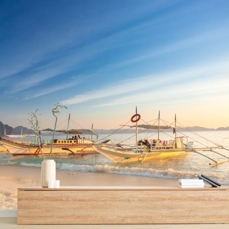 Fototapete tropischer strand bei sonnenuntergang mit booten – Wallnifity®