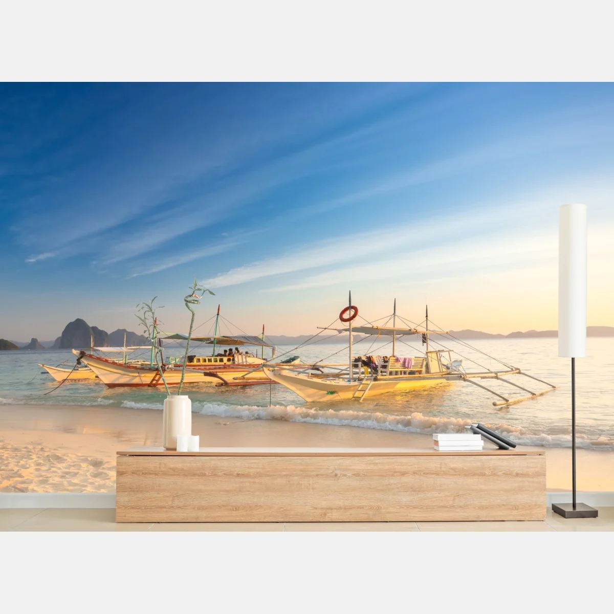 Fototapete tropischer strand bei sonnenuntergang mit booten – Wallnifity®