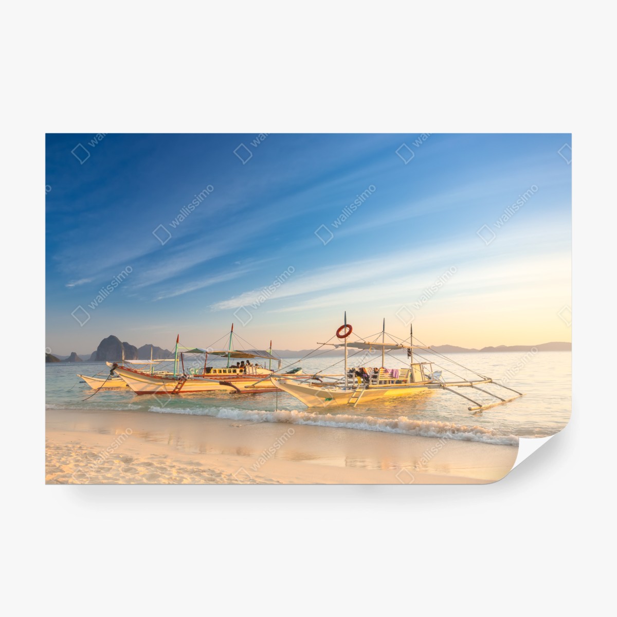 Fototapete tropischer strand bei sonnenuntergang mit booten – Wallnifity®
