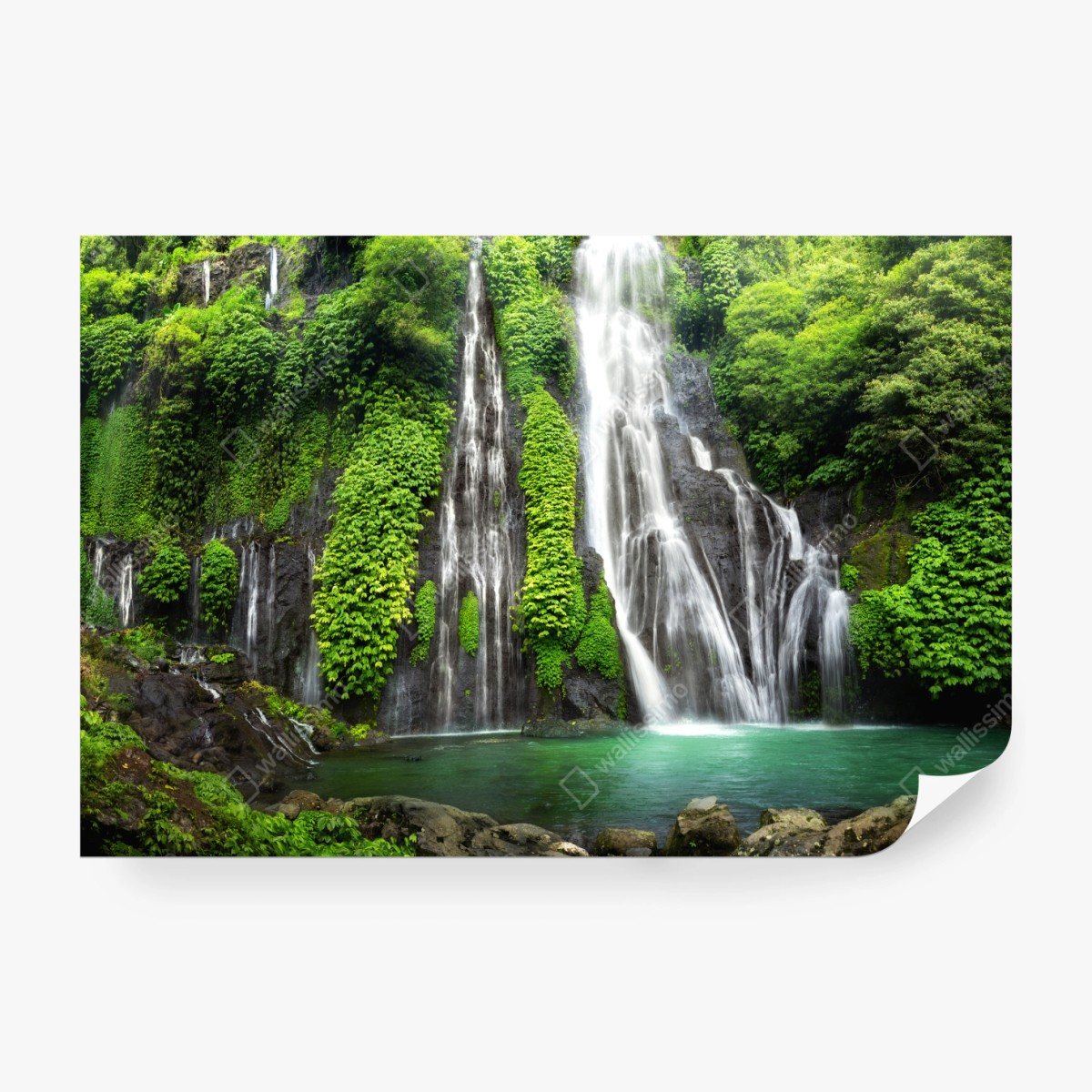 Fototapete ruhiger wasserfall im smaragdgrünen wald – Wallnifity® Fototapete ruhiger wasserfall im smaragdgrünen wald – Wallnifity®