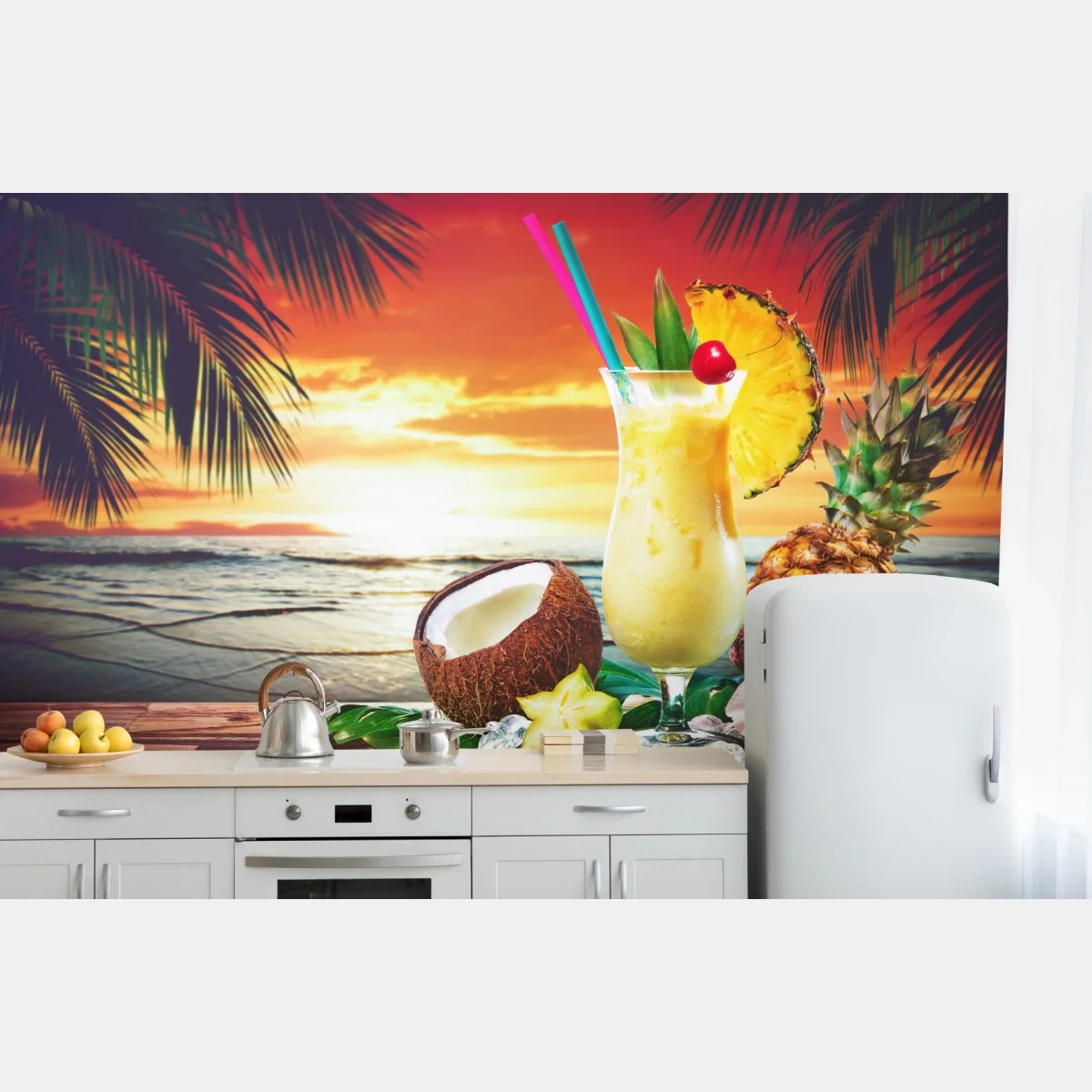 Fototapete tropischer kokos-ananas-cocktail am strand bei sonnenuntergang – Wallnifity® Fototapete tropischer kokos-ananas-cocktail am strand bei sonnenuntergang – Wallnifity®