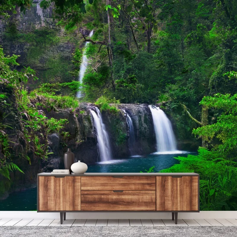 Fototapete beruhigender wasserfall im smaragdgrünen wald – Wallnifity® Fototapete beruhigender wasserfall im smaragdgrünen wald – Wallnifity®