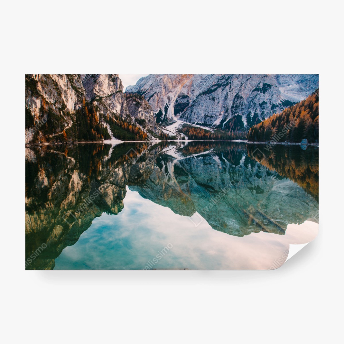 Fototapete ruhiger alpensee mit hölzernem steg – Wallnifity® Fototapete ruhiger alpensee mit hölzernem steg – Wallnifity®