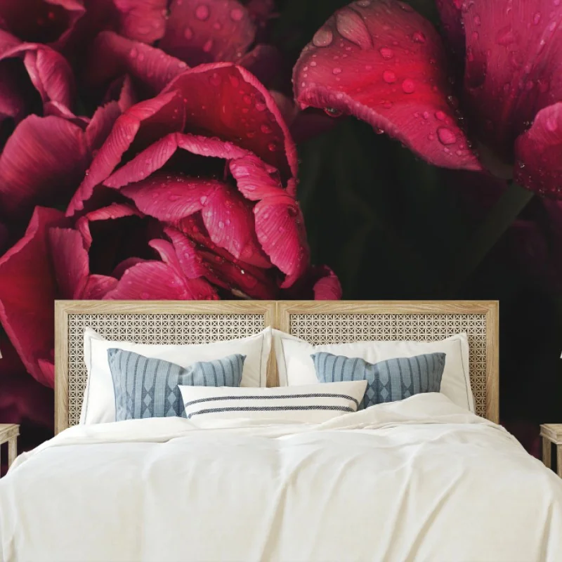 Fototapete tiefrote blüten mit wassertropfen – Wallnifity®