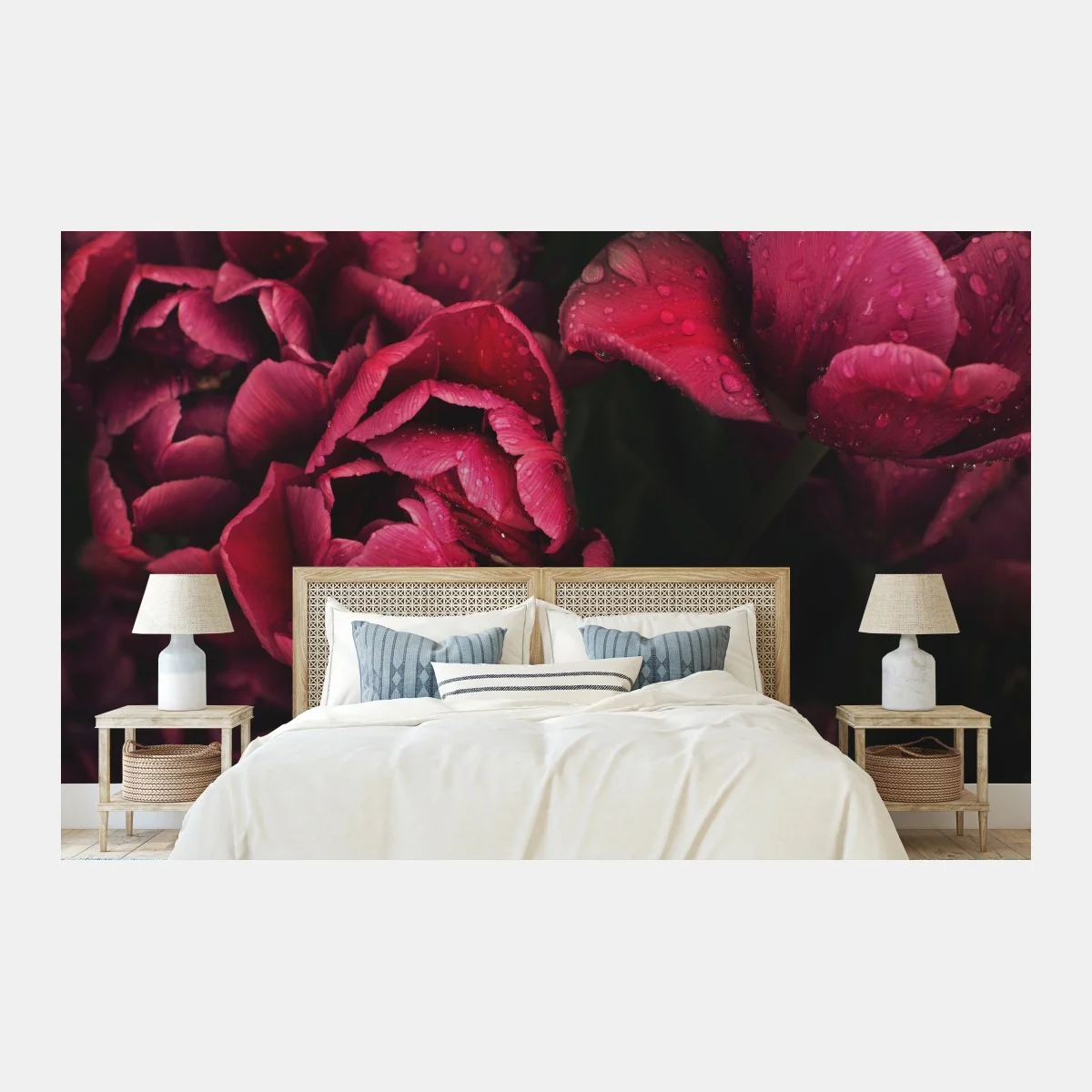 Fototapete tiefrote blüten mit wassertropfen – Wallnifity®