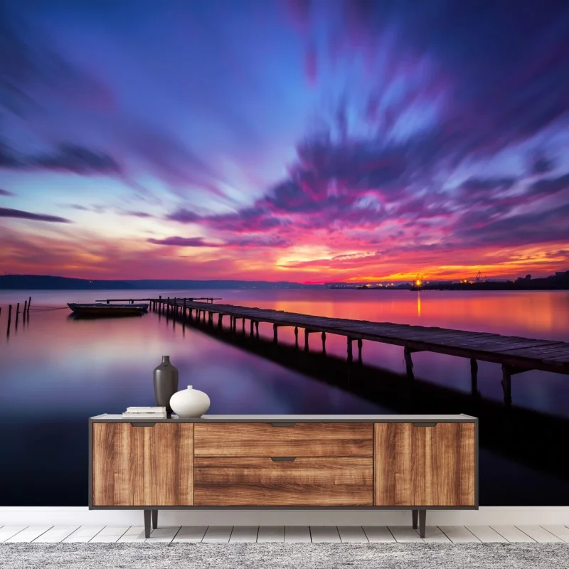 Fototapete sonnenuntergang über ruhigem see mit hölzernem steg